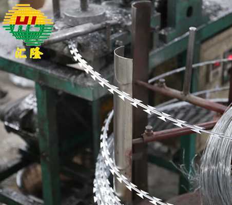 Cercas de arame farpado de alto desempenho BTO-18 Concertina para operações militares e segurança de fronteira
