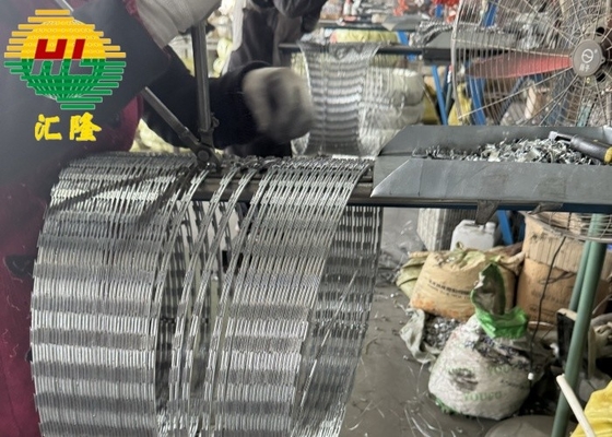 2.5mm Galvanizado a quente Concertina Barbed Wire Para a Ucrânia
